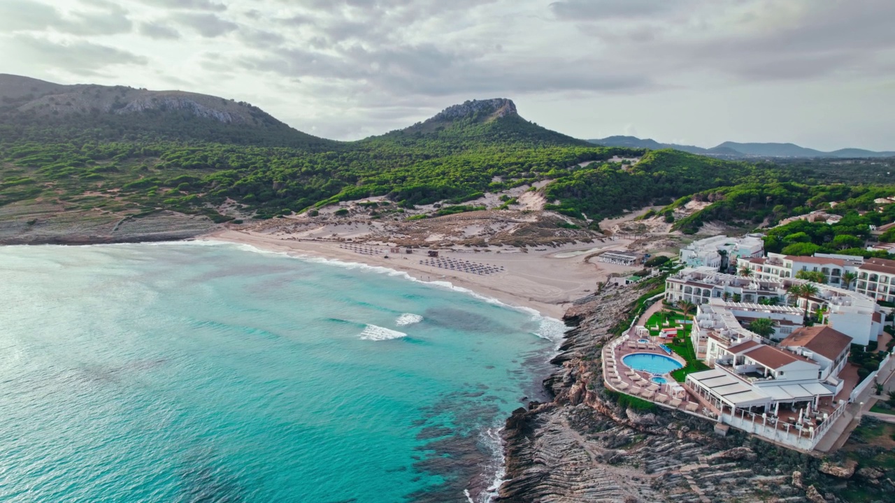 美丽的Cala Mesquida海滩，在西班牙马略卡岛的风景。视频素材