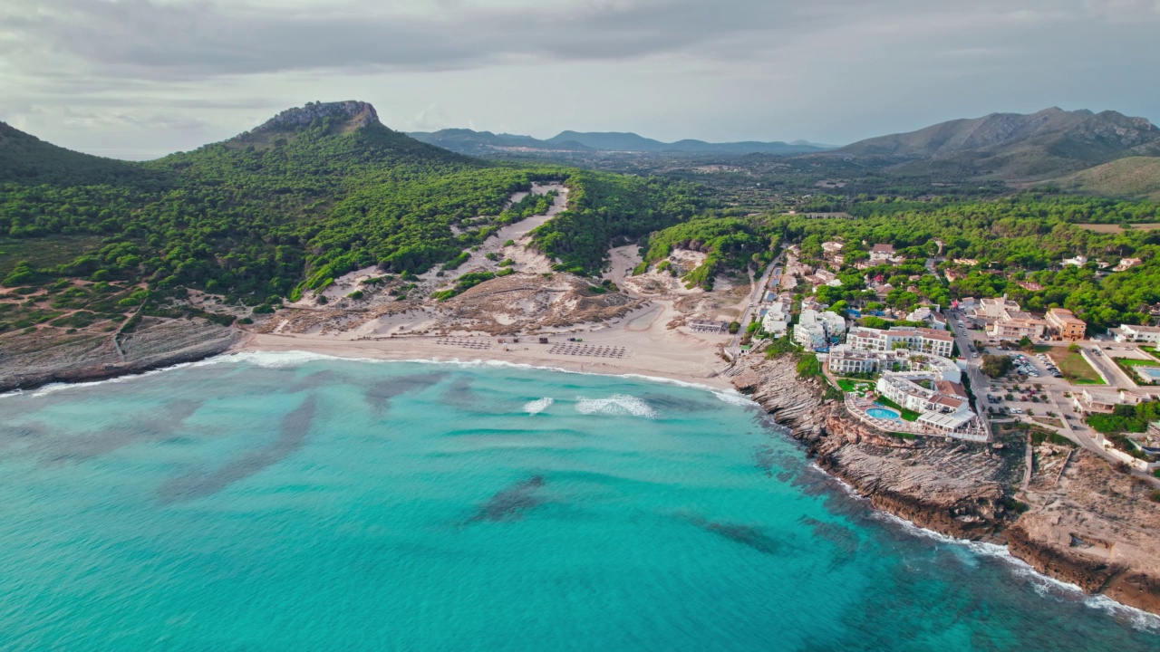 美丽的Cala Mesquida海滩，在西班牙马略卡岛的风景。视频素材