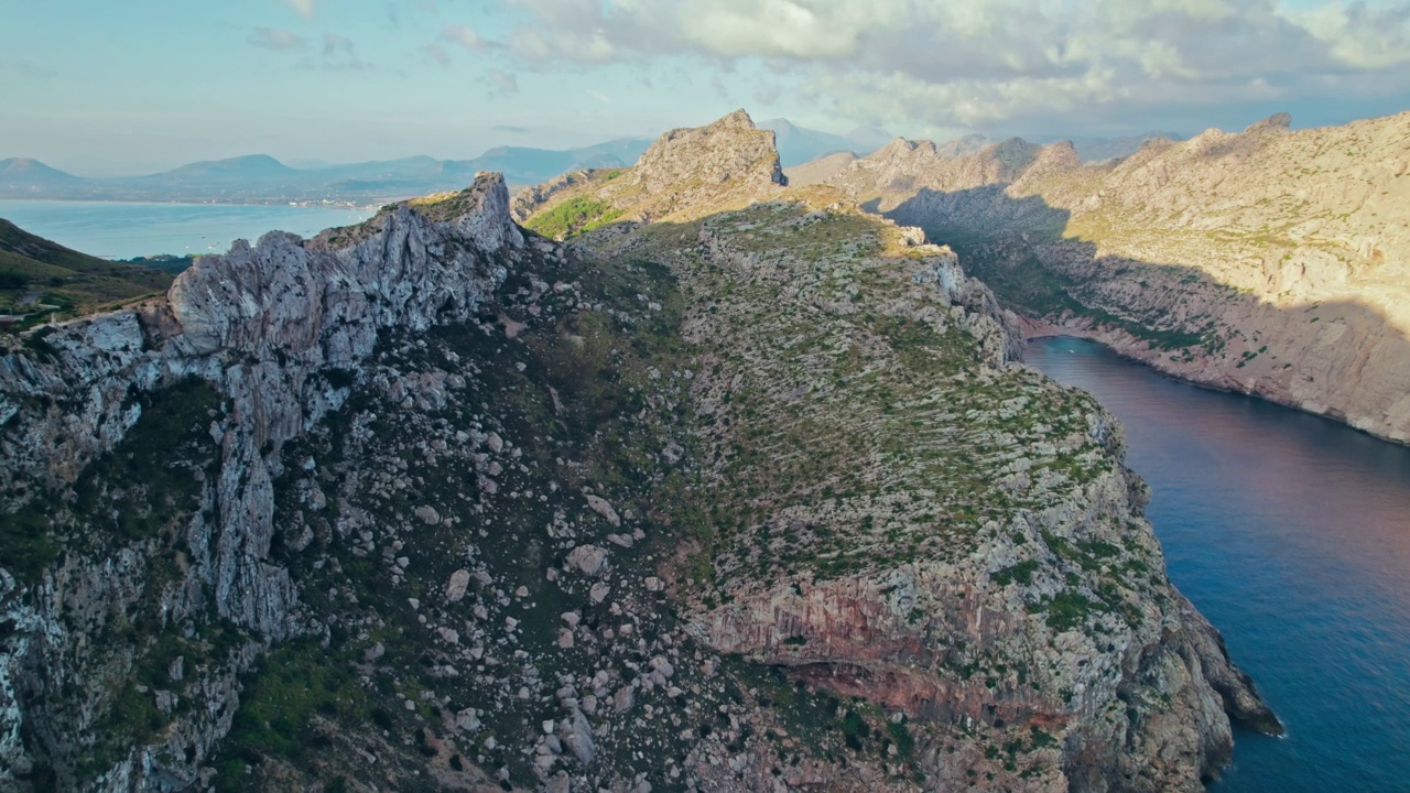 马略卡岛的山区风景，悬崖峭壁和绿色森林。视频素材