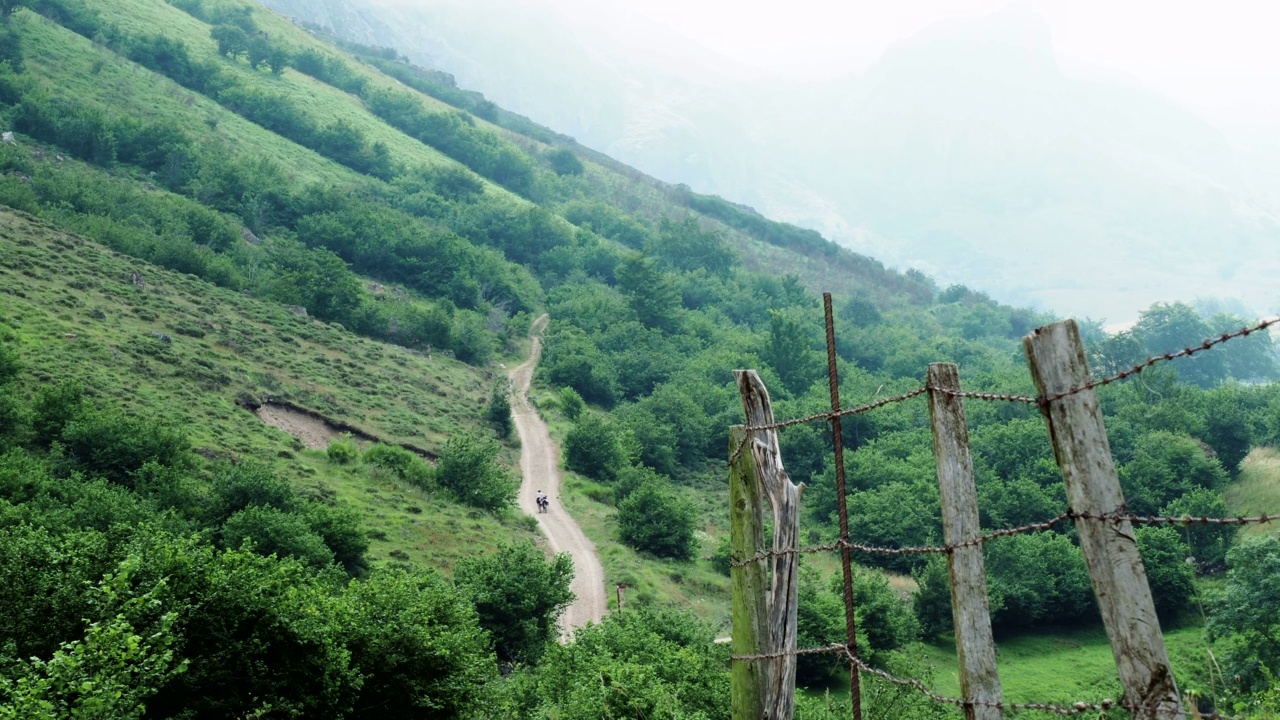 下山与山地自行车股票视频视频素材