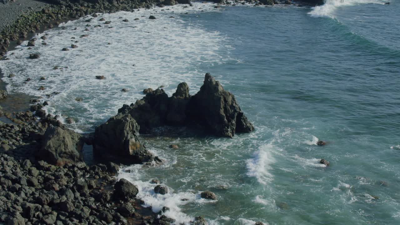 西班牙，加那利群岛，特内里费岛的南海岸，大西洋的黑石头火山海滩视频素材