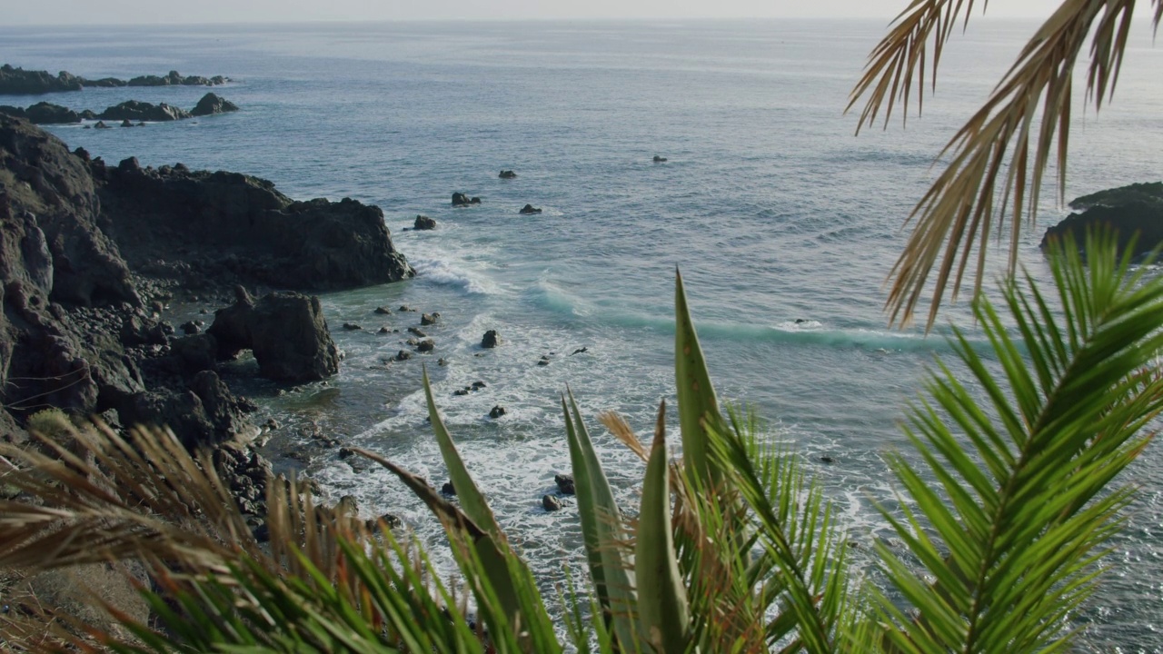 在大西洋的黑色火山海滩，特内里费南部海岸，加那利群岛，西班牙视频素材