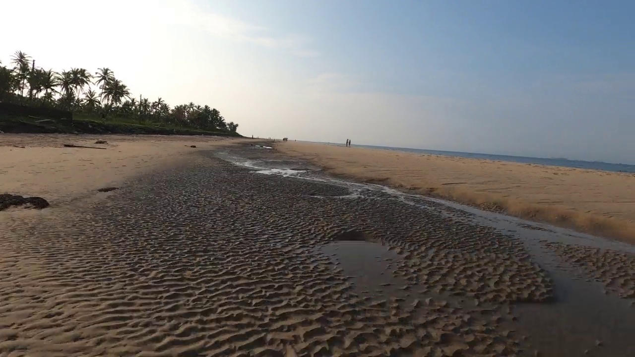 日出时分在海滩上散步的时间流逝视频素材