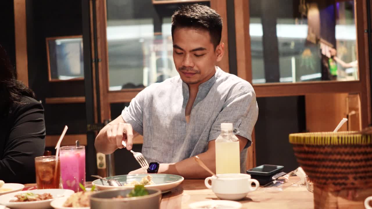 亚洲男人在餐厅吃饭视频素材