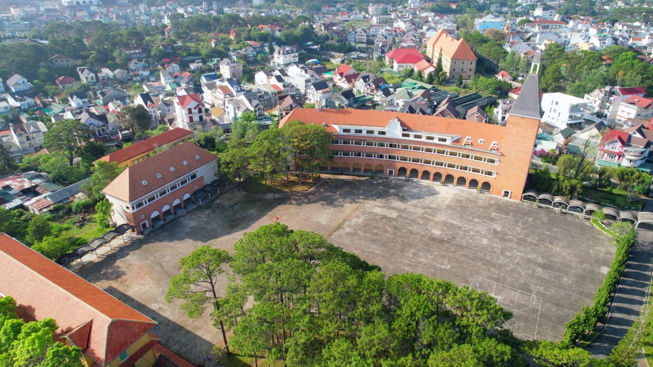 上午大叻师范学院鸟瞰图视频素材