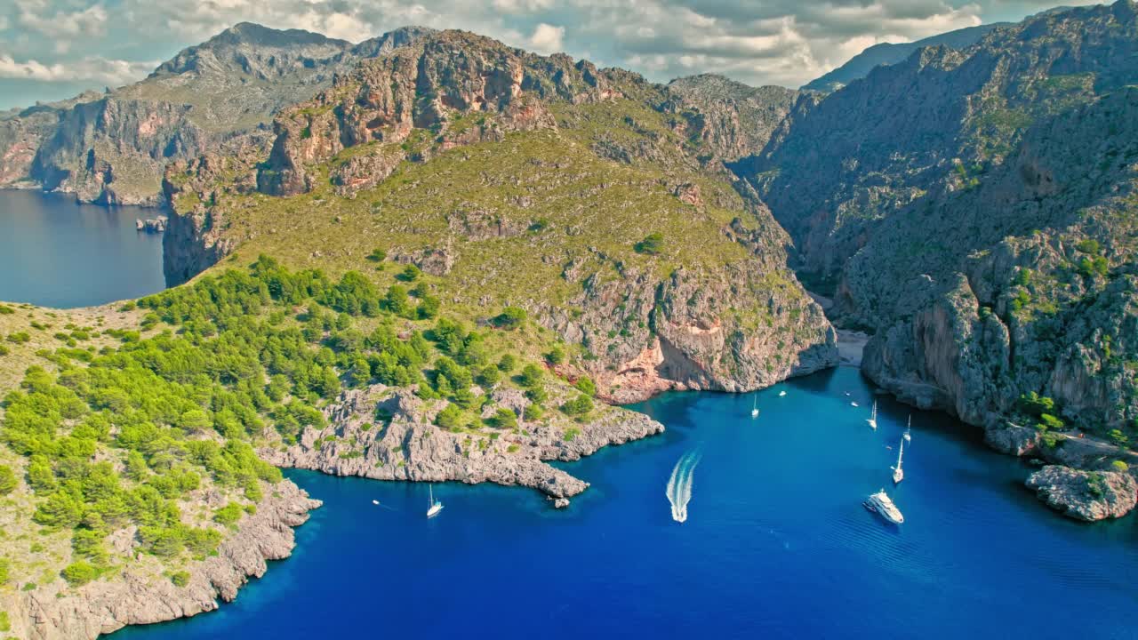 风景优美的地中海海湾，船只和船只漂浮在马略卡岛海岸。视频素材