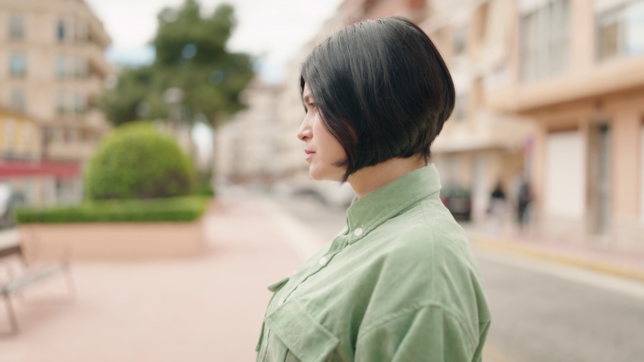 表情轻松的年轻中国女子站在街上视频素材