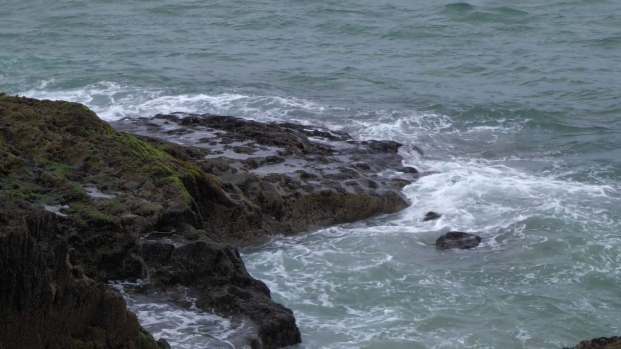 海浪拍打着岩石。大西洋的水域。海景。手持视频。视频素材