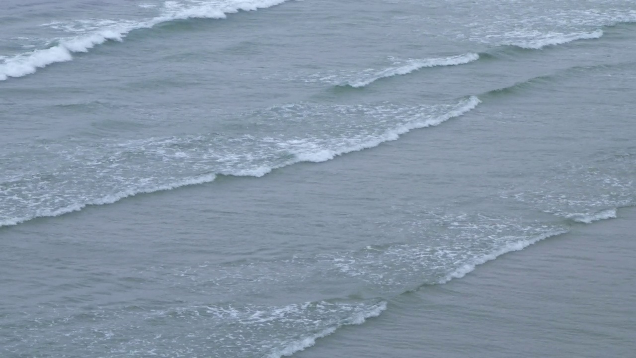 灰色的海浪，阴天的潮。海水。手持视频。水面，满架。视频素材