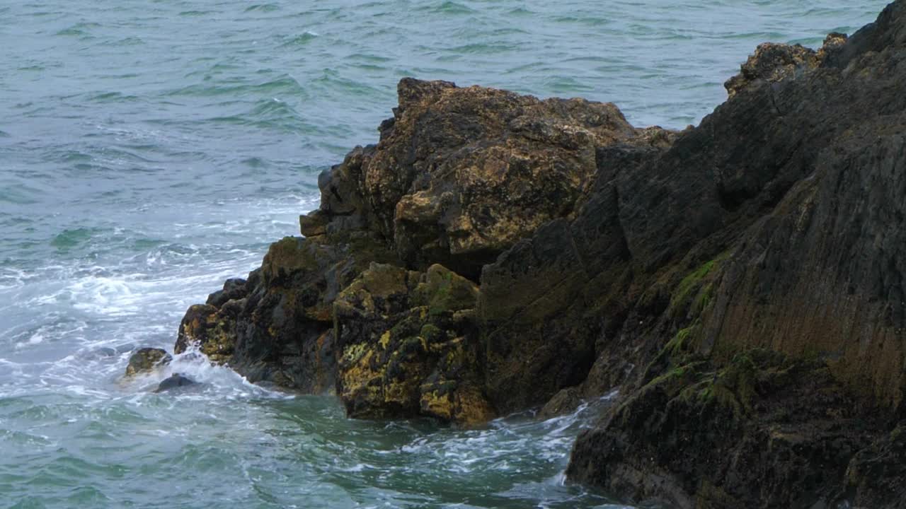 海浪拍打着岩石。缓慢的运动。手持视频。视频素材