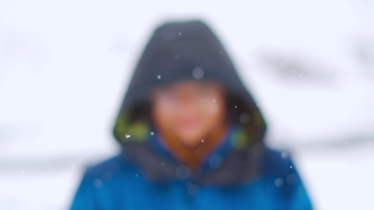 在喜马偕尔邦的马纳利，印度下雪期间，在积雪覆盖的山上与散焦的印度女人的慢动作镜头。视频素材