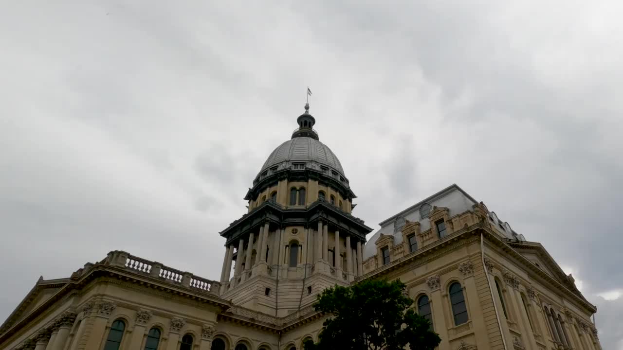 下雨天伊利诺伊州国会大厦的后视图视频素材