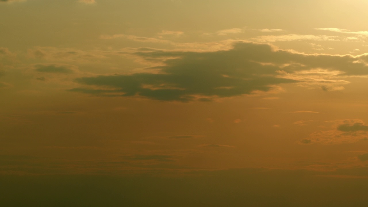 明亮的光芒，太阳升起在云层之上。夕阳天空云的背景。时间流逝。视频素材