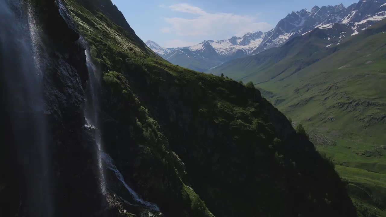 水顺着山坡流下，从一块巨大的岩石上溅落下来视频素材