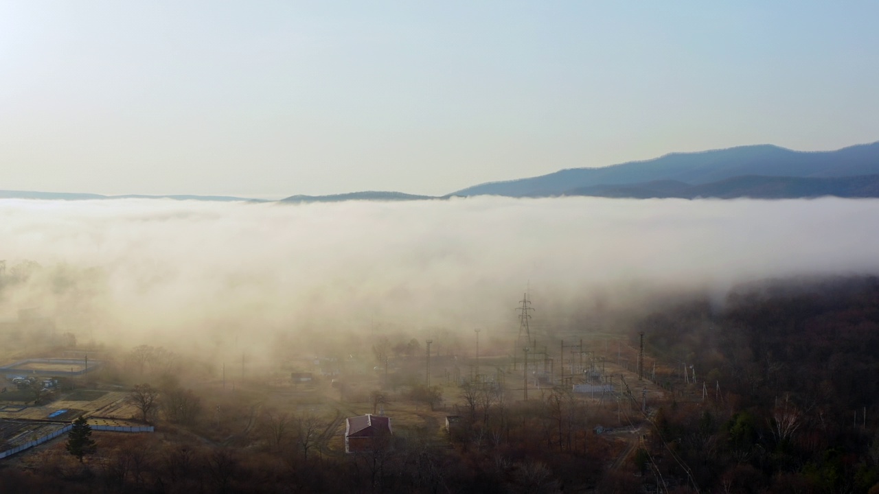 飞行在乡村覆盖着晨雾的山谷视频素材