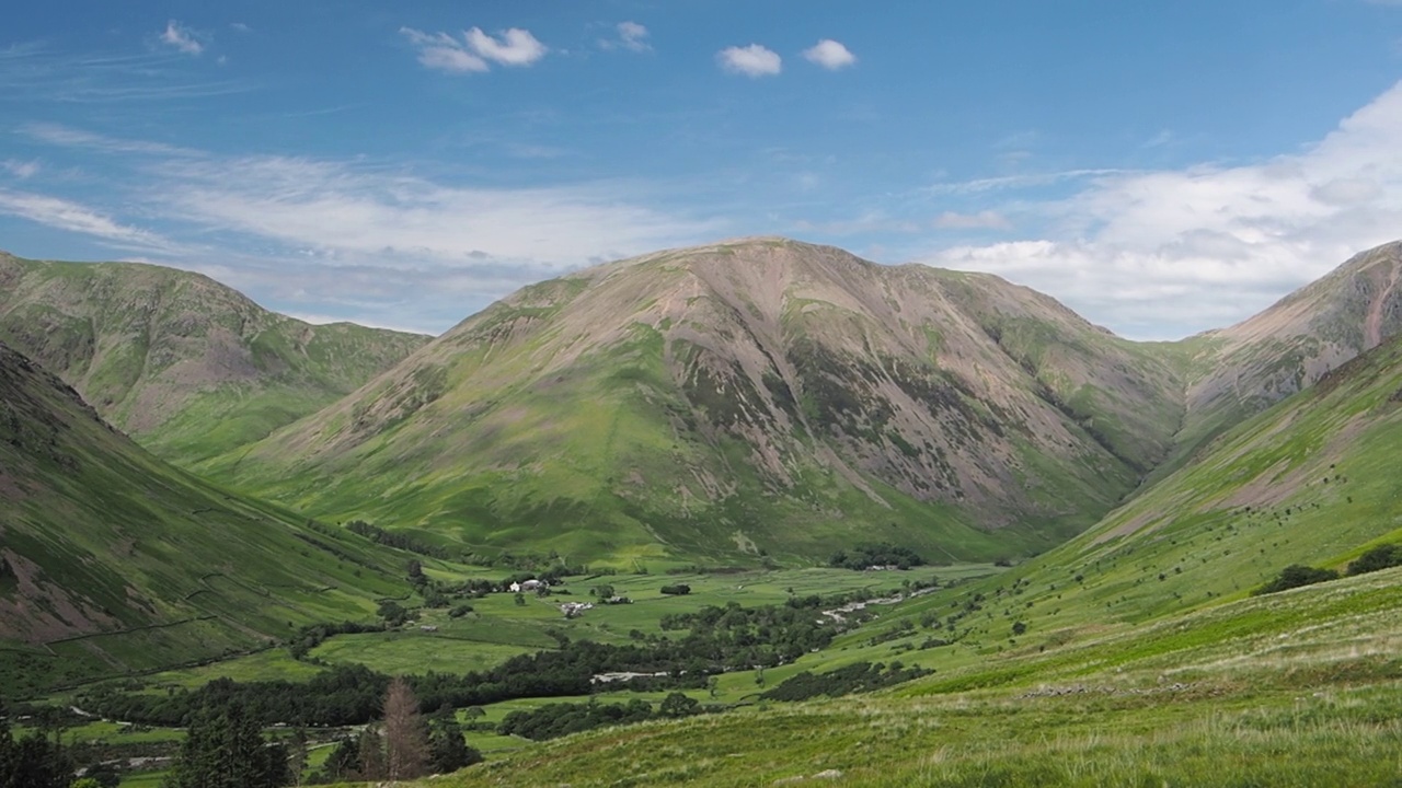 从英国湖区的Burnmoor Tarn path俯瞰Wasdale Head和Kirk Fell。视频素材