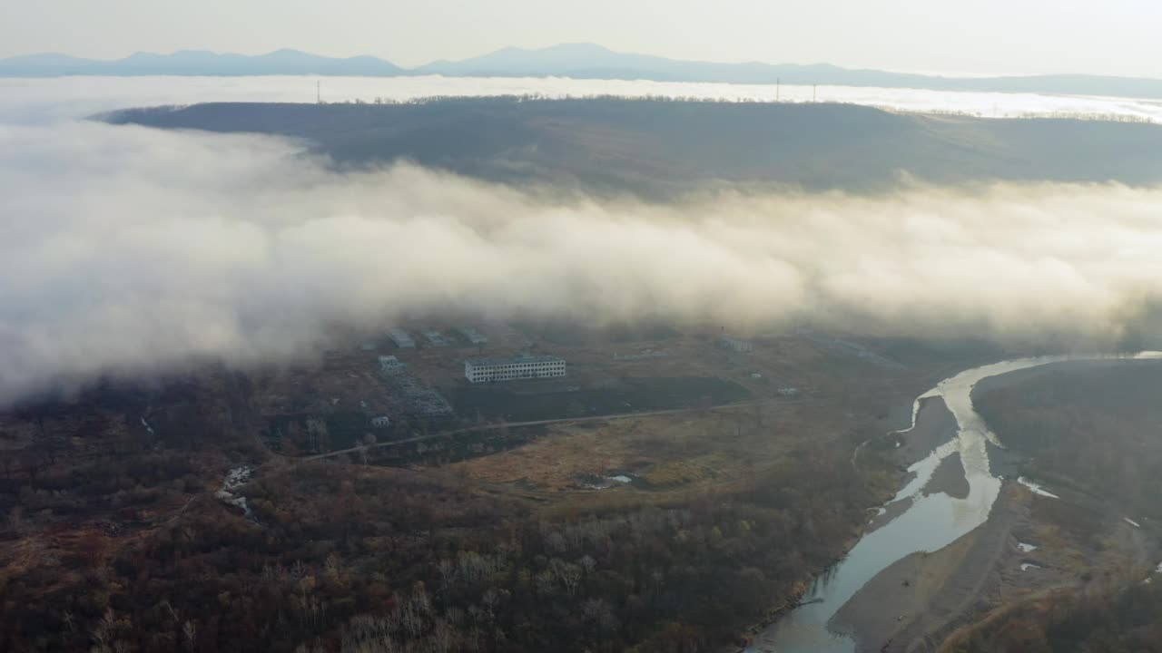 飞行在乡村覆盖着晨雾的山谷视频素材