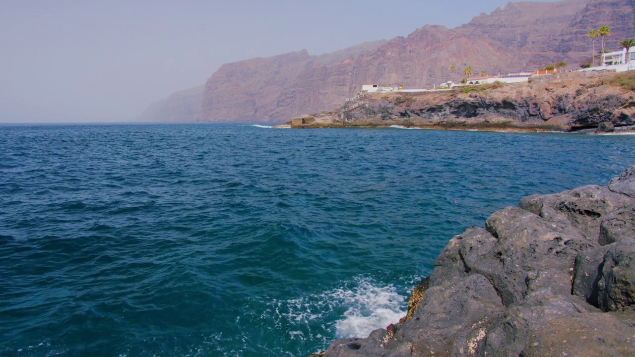 Los Gigantes，海岸上的圣地亚哥港建筑，特内里费岛海岸线，大西洋。视频素材