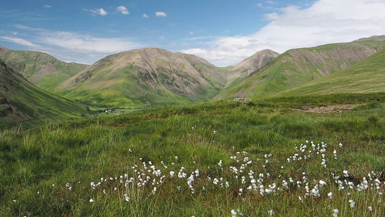 从英国湖区的Burnmoor Tarn path俯瞰Wasdale Head和Kirk Fell。视频素材