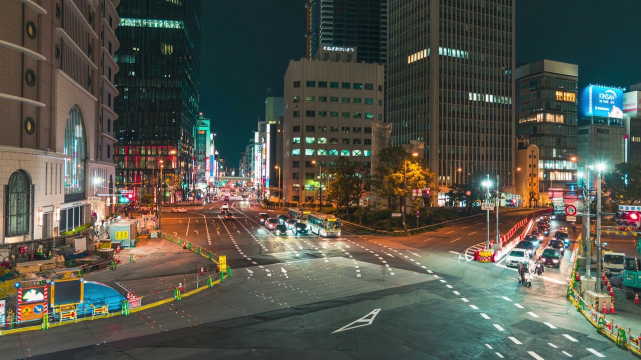 4K大城市的延时和日本夜间拥挤街道上的交通视频素材