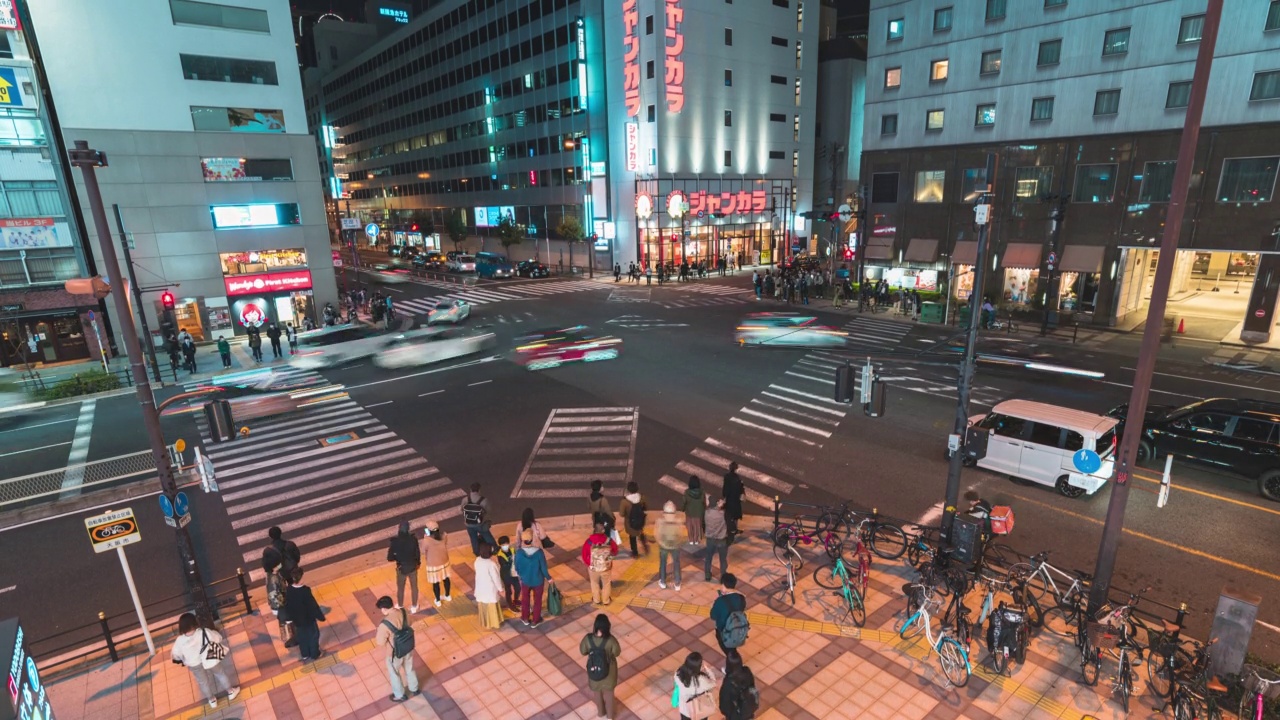 4K延时拍摄人们穿过街道在日本，夜晚的时间很长。视频素材