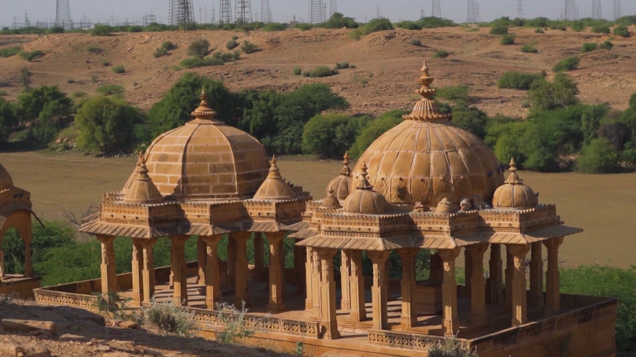 在印度拉贾斯坦邦Jaisalmer的Bada Bagh后面的风电场中的风车。为可持续发展提供清洁可再生能源的风力涡轮机。使用清洁能源的理念。视频素材