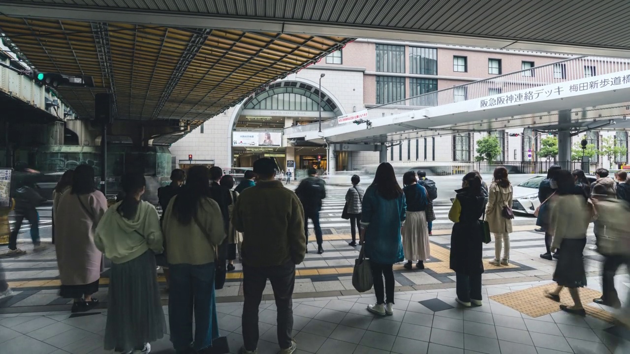 4K延时拍摄人们穿过街道在日本白天的时间很长。视频素材