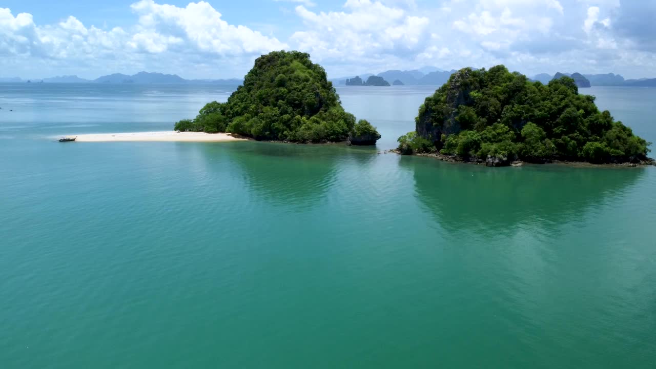 美丽的空中景观，绿色泻湖和白色沙滩附近的红岛安达曼海在甲米省，泰国。视频素材