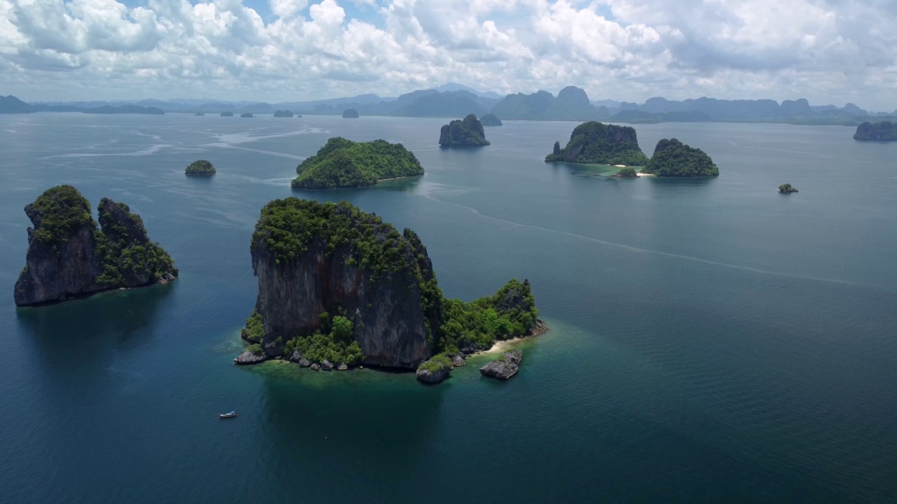 美丽的空中景观，绿色泻湖和白色沙滩附近的红岛安达曼海在甲米省，泰国。视频素材