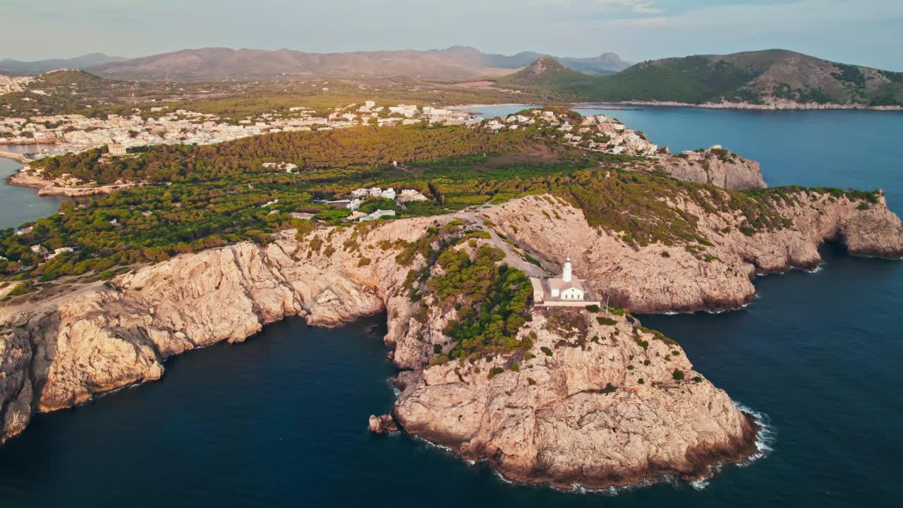 在岩石嶙峋的海岸线上，从上面俯瞰日出时的灯塔风景。视频素材