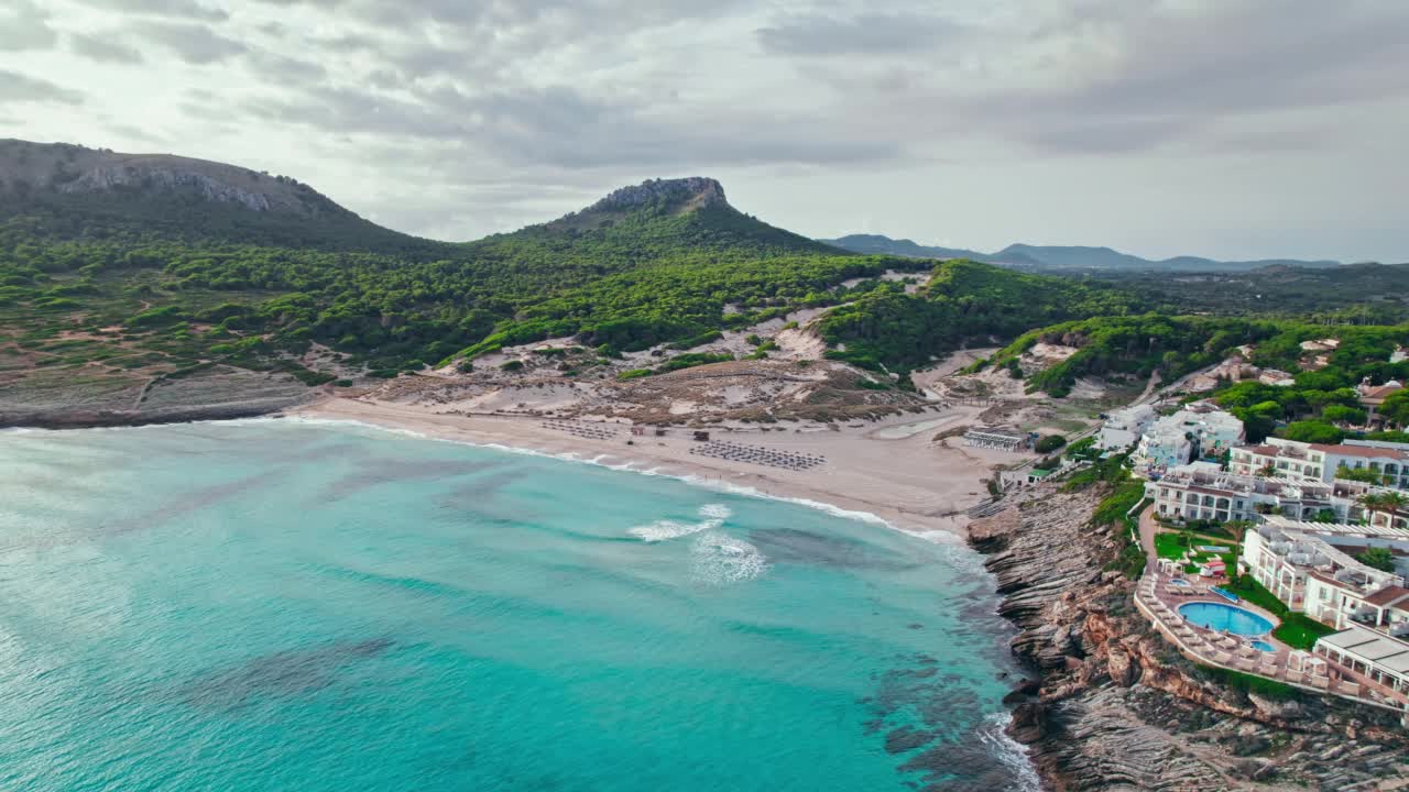 美丽的Cala Mesquida海滩，在西班牙马略卡岛的风景。视频素材