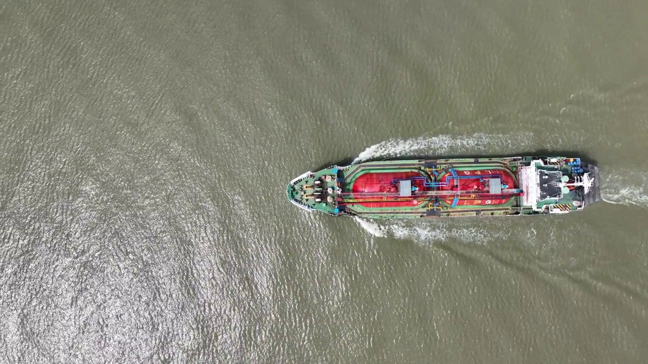 高空俯瞰，液化石油气油轮正高速航行，蓝色的大海中有美丽的波浪。关于能源和石油的进出口业务。视频素材