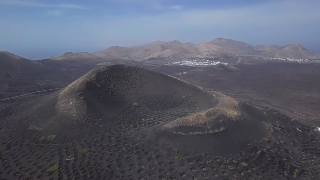 在火山灰中的葡萄园鸟瞰图，La Geria葡萄酒谷，兰萨罗特，加那利群岛，西班牙。视频素材