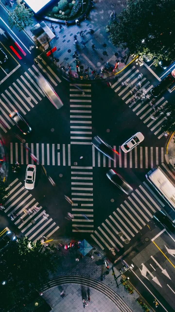 T/L无人机拍摄的城市夜间过街点景视频素材