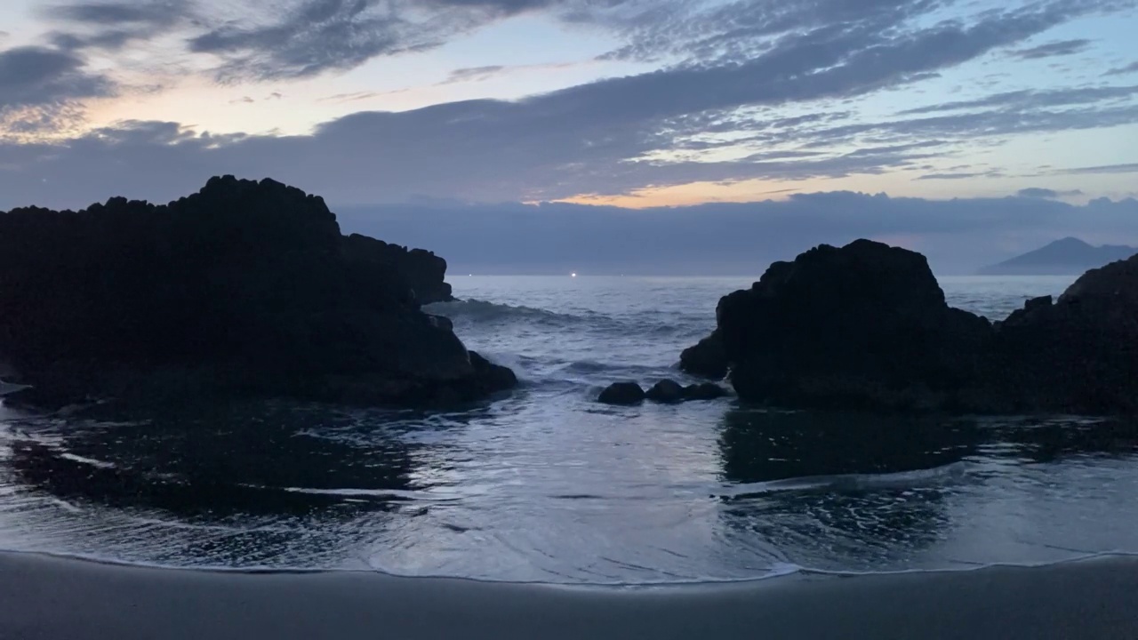 海浪拍打着海岸视频素材