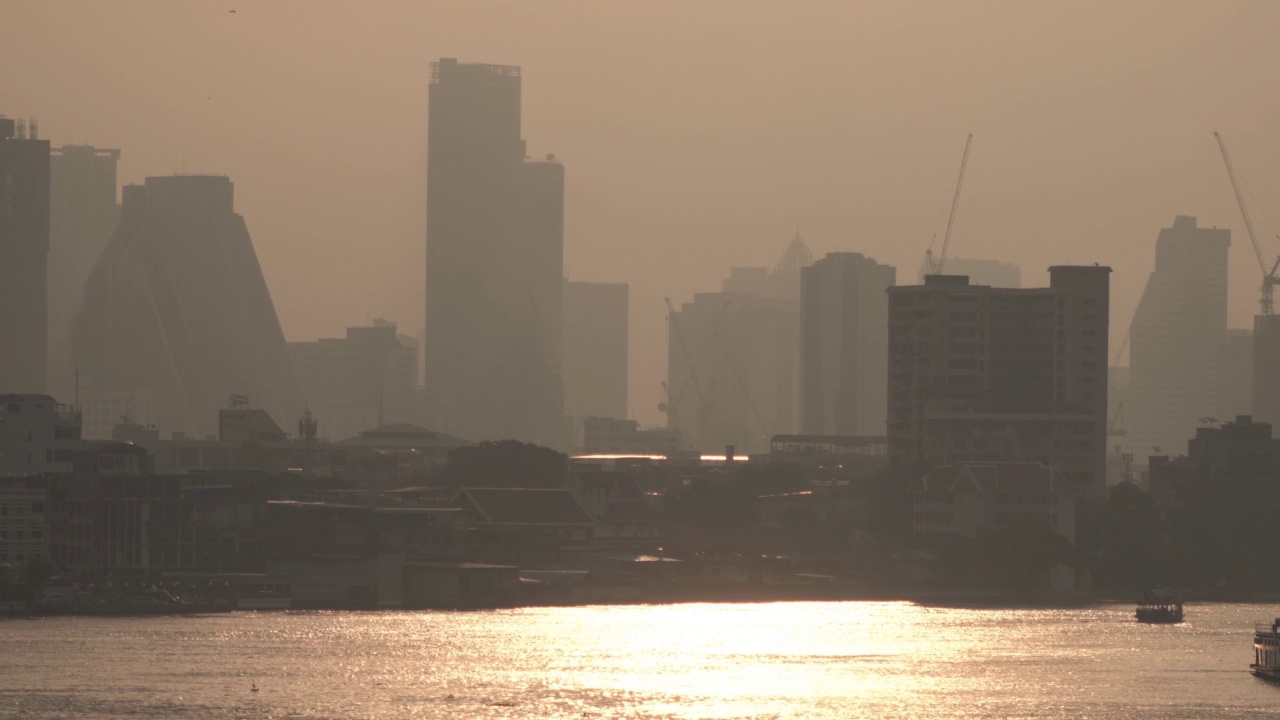 城市被混合的灰尘覆盖在空气污染中。大气细颗粒物(PM2.5)重污染。视频素材