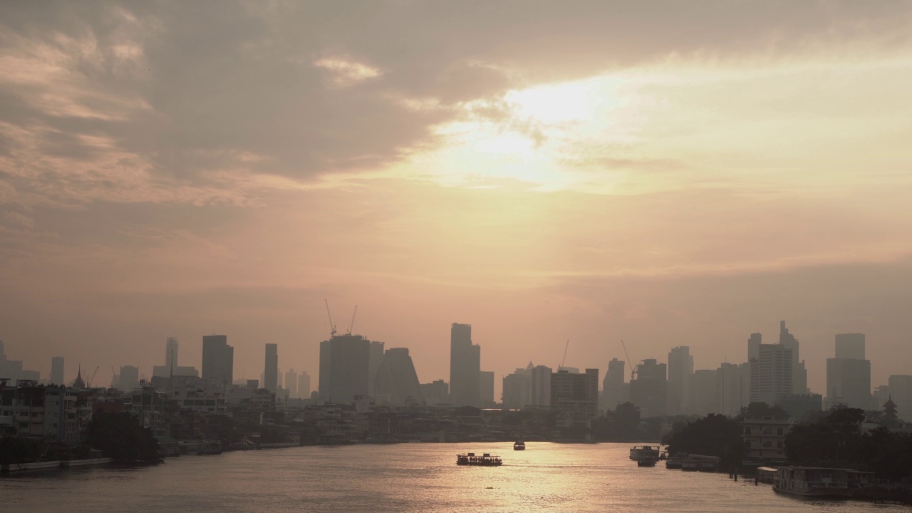 城市被混合的灰尘覆盖在空气污染中。大气细颗粒物(PM2.5)重污染。视频素材