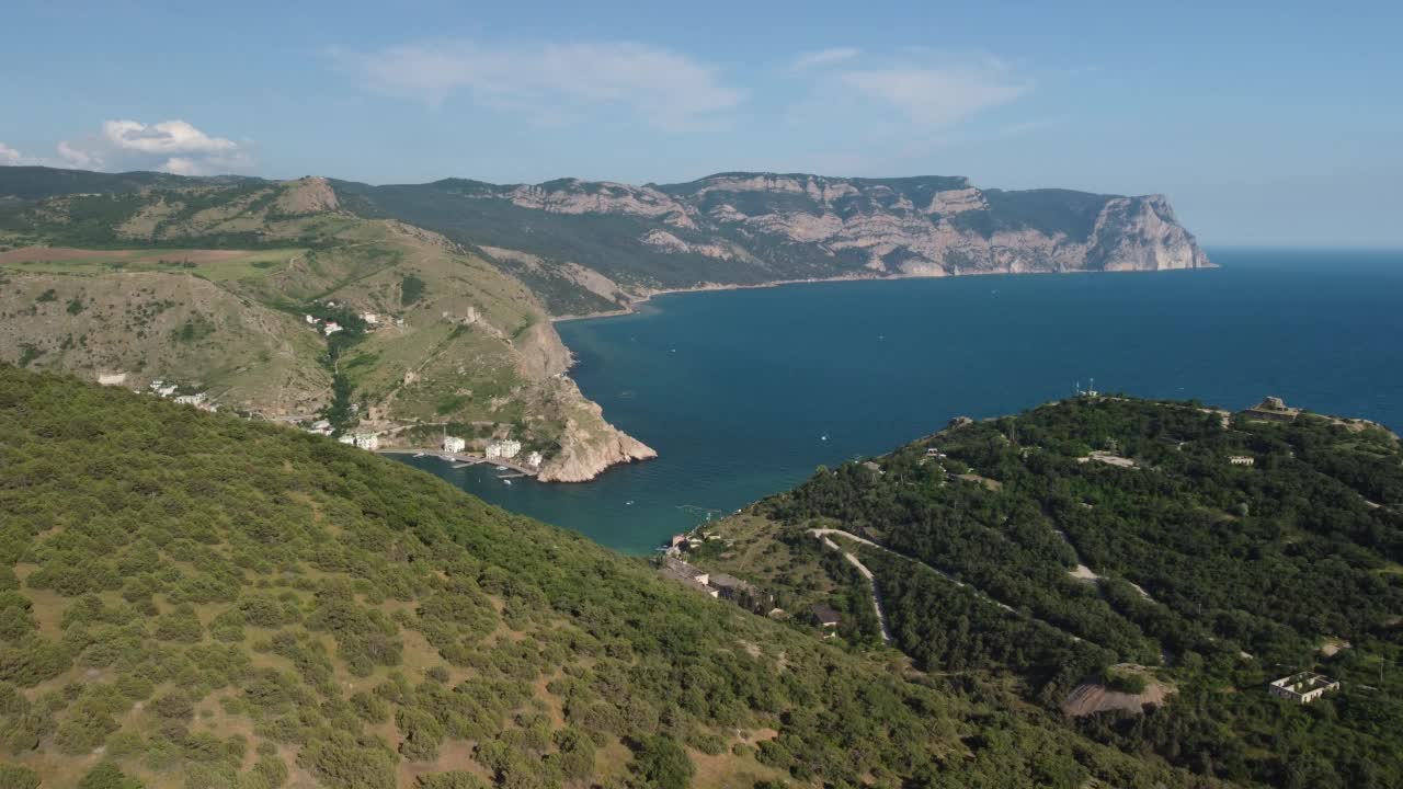 航拍巴拉克拉瓦岛的全景，滨海湾有船和海。克里米亚塞瓦斯托波尔旅游景点。为豪华游艇、船只和帆船拍摄的港口无人机俯视图视频素材