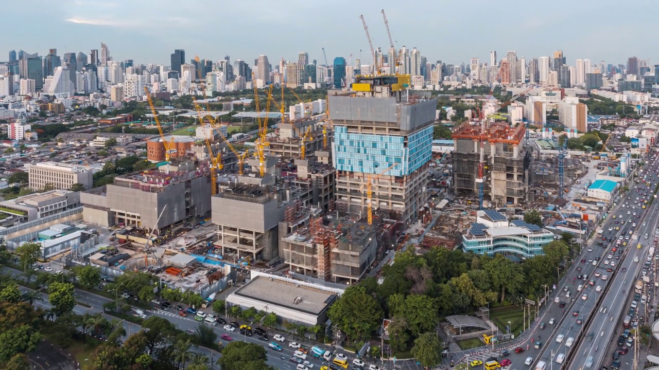 建筑工地昼夜延时，在城市中配合交通运输视频素材