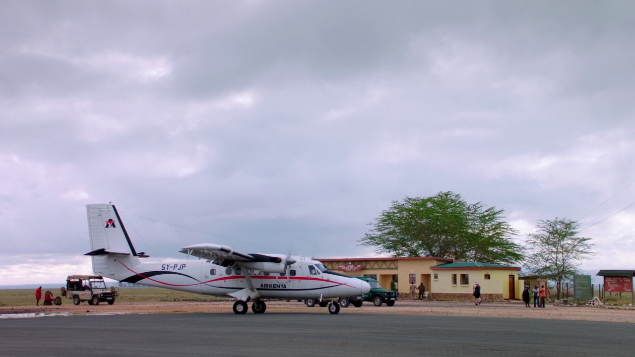 肯尼亚wtd航空DHC-6在肯尼亚ASV (HKAM) / Amboseli国家公园登机视频素材