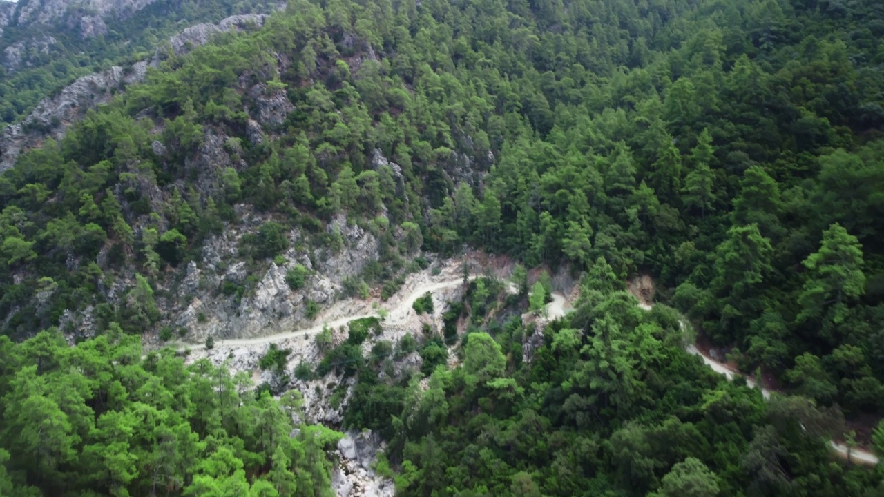 Lycian way的空中景观位于绿树覆盖的土耳其山区视频素材