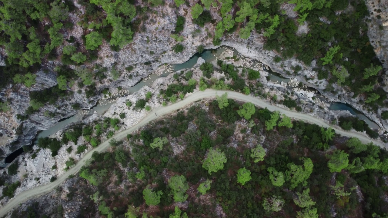 俯瞰峡谷底部的河流和游客沿着它的徒步路线视频素材