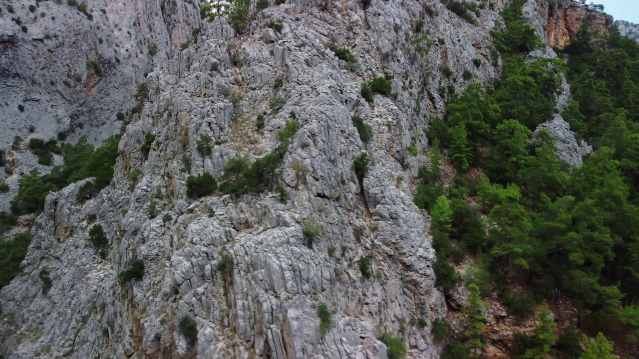 夏季，无人机在土耳其拍摄了岩石的空中特写镜头视频素材