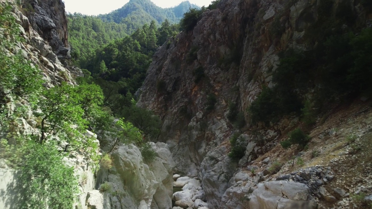 高的岩石山脉和峡谷之间的景观，水流在底部视频素材