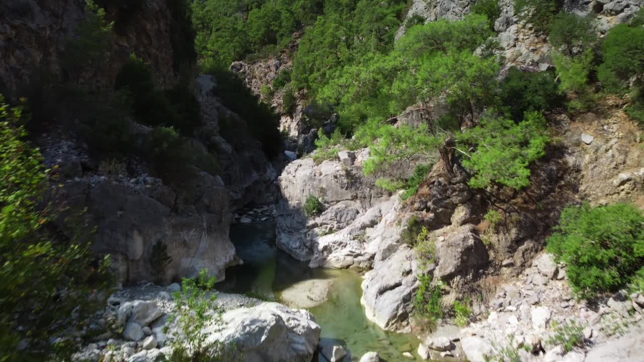 山涧流水鸟瞰，旅游步道视频素材