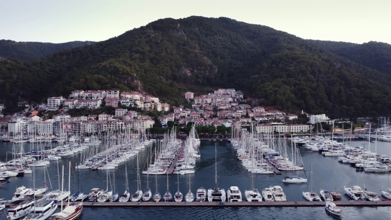 Fethiye海湾的空中全景，在度假海岸有许多游艇和船只视频素材