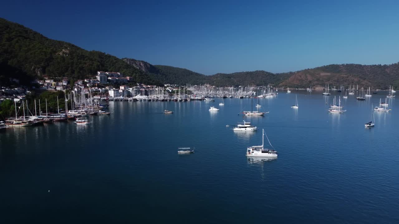 在一个晴朗的夏日，在土耳其的海湾和城市Fethiye的码头和游艇的全景视频素材