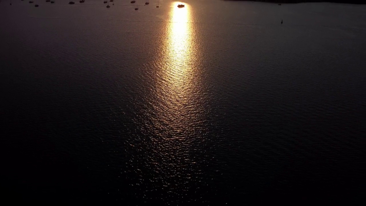 无人机拍摄的地中海海湾和土耳其海岸线上的日落视频素材