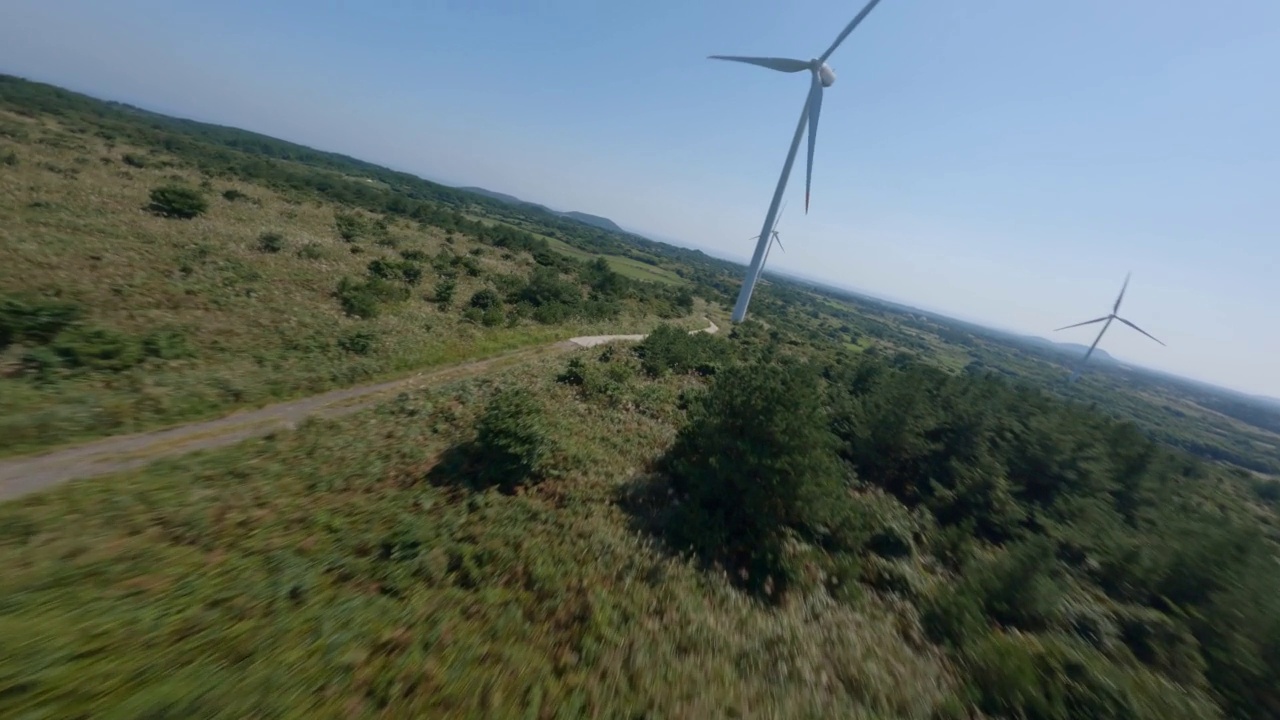 比赛无人机，fpv -野外和风力涡轮机的自然风景/济州岛，韩国视频素材