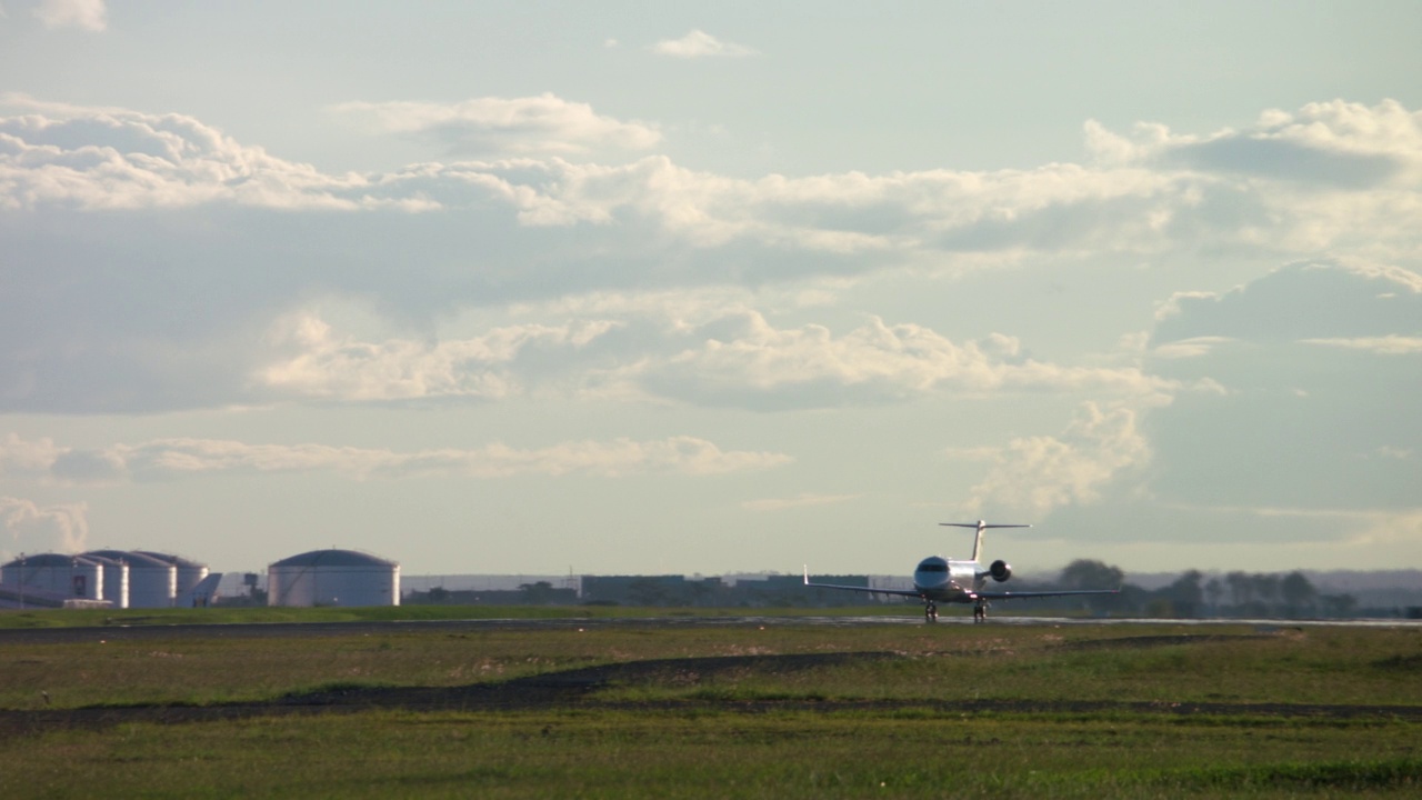 Jetlink Bombardier CRJ-100ER在NBO (HKJK) /肯尼亚内罗毕起飞视频素材